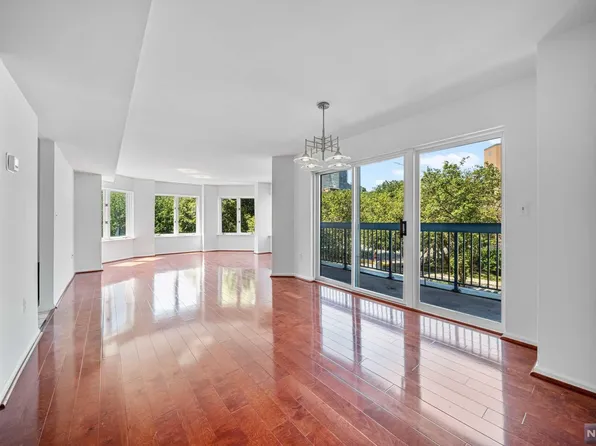 318 Chase Ct, Edgewater, NJ 07020