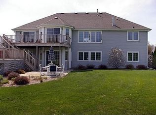 2118 N Hickory Ct, Oconomowoc, WI 53066