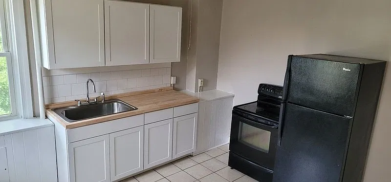 3 bed, 1.0 bath, 1200 sqft, $1,295 — Photo 2