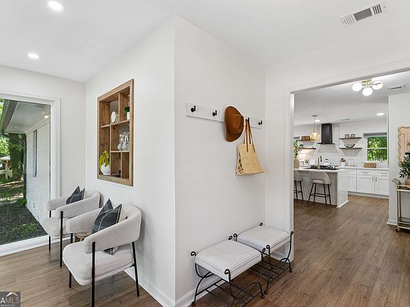 5th image of 1558 Alverado Way