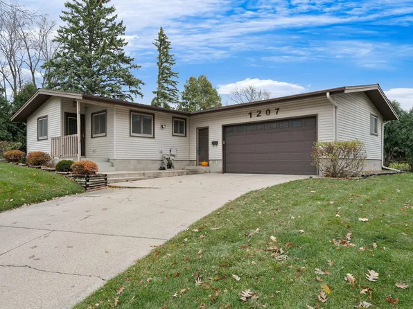 1207 Woodridge Pl, Owatonna, MN 55060