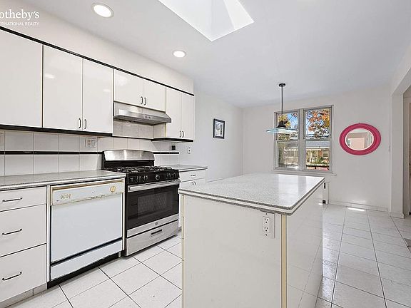 5th image of 1254 Waring Ave