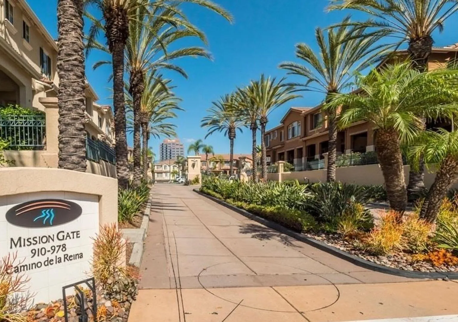 3 Bedroom 2.5 Bath Corner Townhouse with Attached 2 Car Garage in Mission Valley! — Photo 2