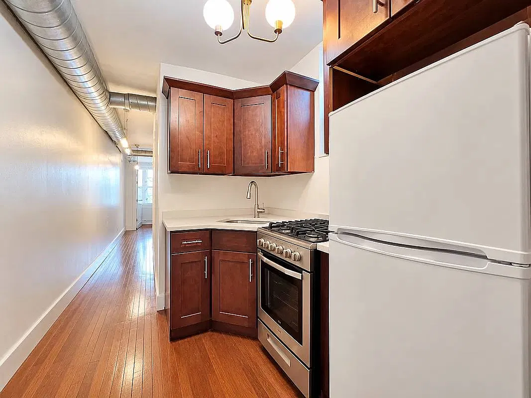 864 Hart St — Photo 2