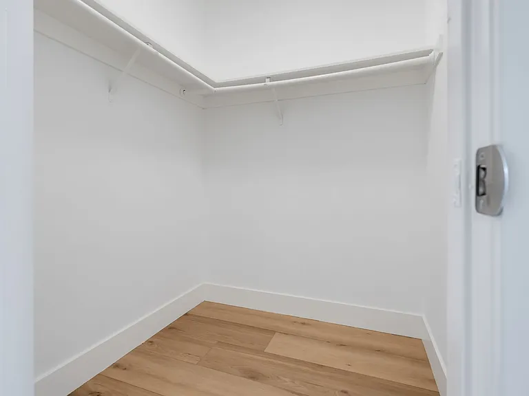 RENOVATED 1 BED 1 BATH - UNIT #109