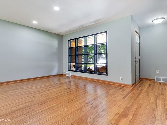 4th image of 425 Douglas St