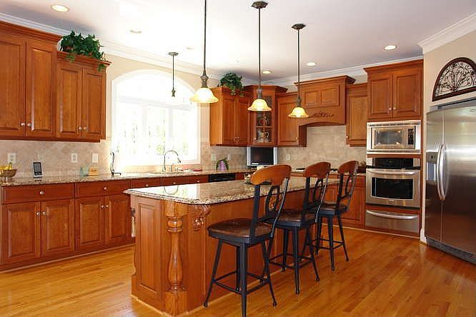 2nd image of 140 Beacon Hill Pl