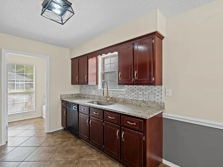 1469 Homestead Dr — Photo 6
