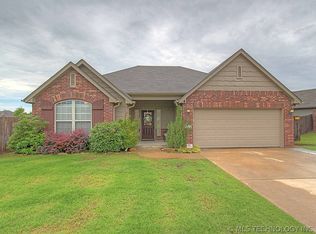 5210 Skylane Dr, Sand Springs, OK 74063