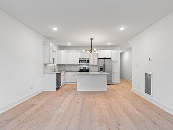4th image of 823 China St #B