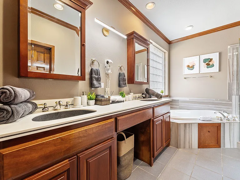 7724 Golfhill Dr — Photo 40