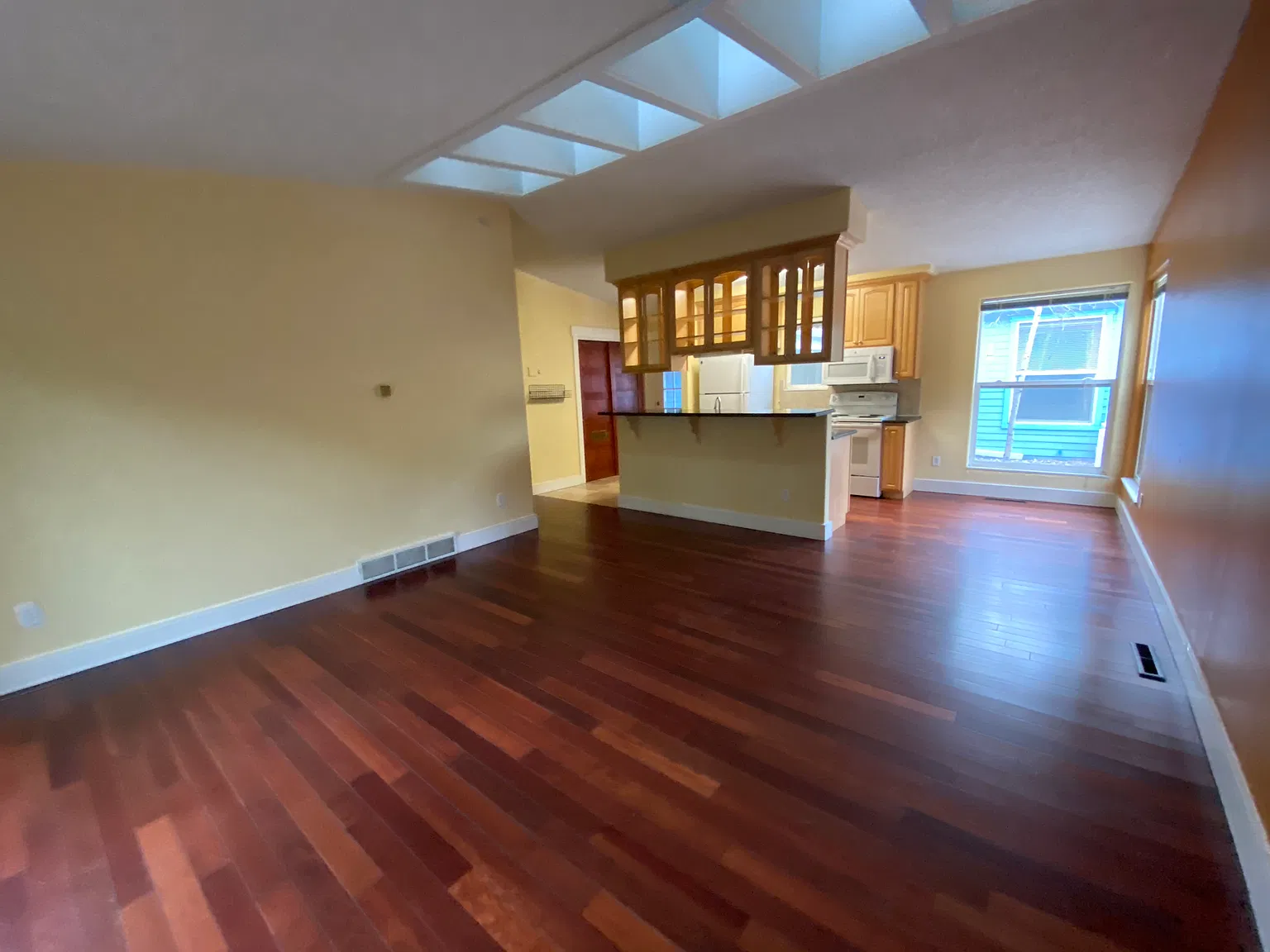 3 bed, 895 sqft, $4,700 — Photo 2