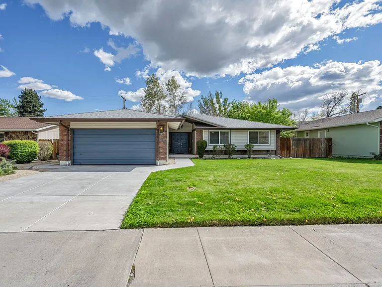 1490 Foster Dr — Photo 2