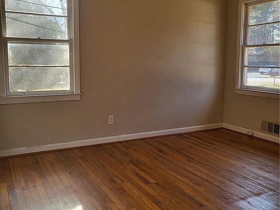 4th image of 592 Allgood Rd