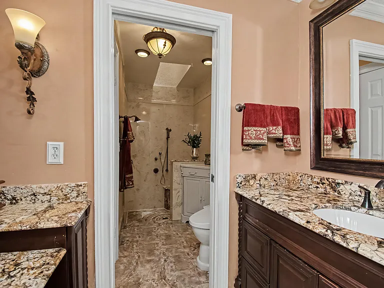 9708 Erica Ct — Photo 32