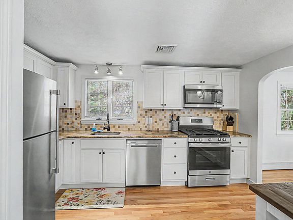 5th image of 1105 Sandwich Rd