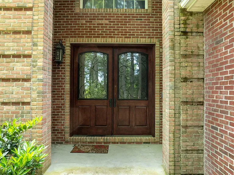 120 Meadowview Dr — Photo 2