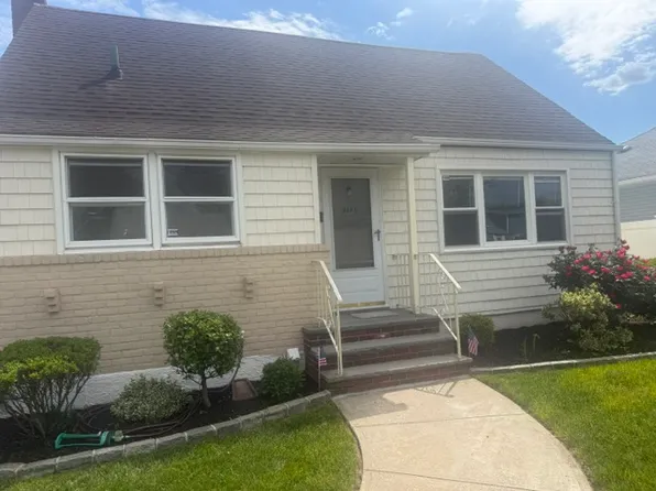 3146 N Jerusalem Rd #1, Wantagh, NY 11793