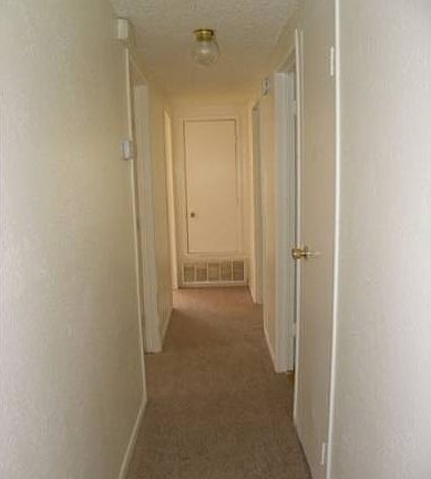 hallway to bedrooms