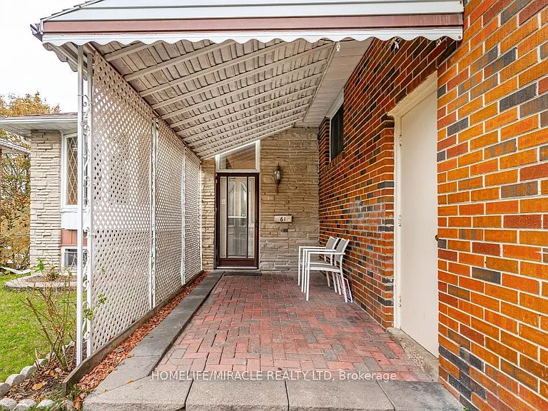 61 Deerfield Cres — Photo 3
