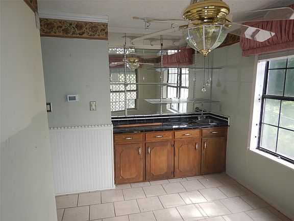 4th image of 815 E 70th St