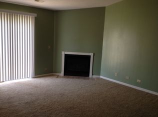 325 Woodridge Cir, South Elgin, IL 60177