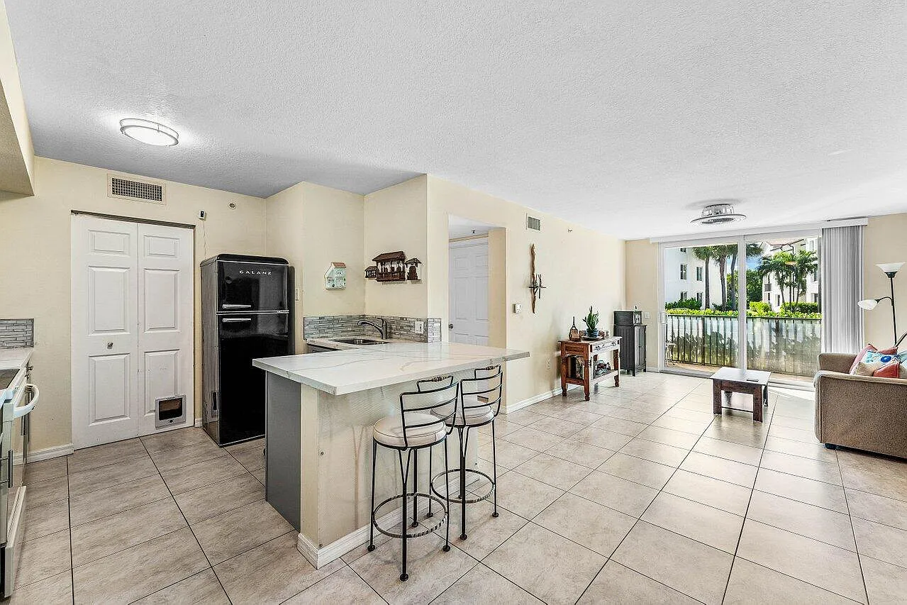 1 bed, 1.0 bath, 793 sqft, $1,950 — Photo 2