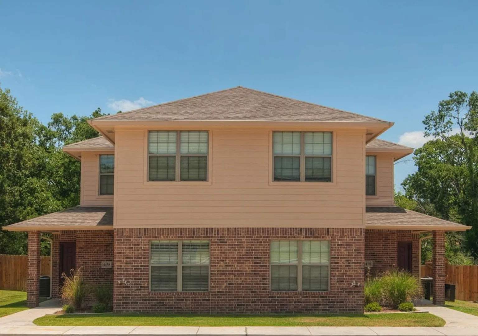 August Pre-Lease 2027 Fantastic 3 Bed/3 Bath Duplex In Aggies Acres! — Photo 2