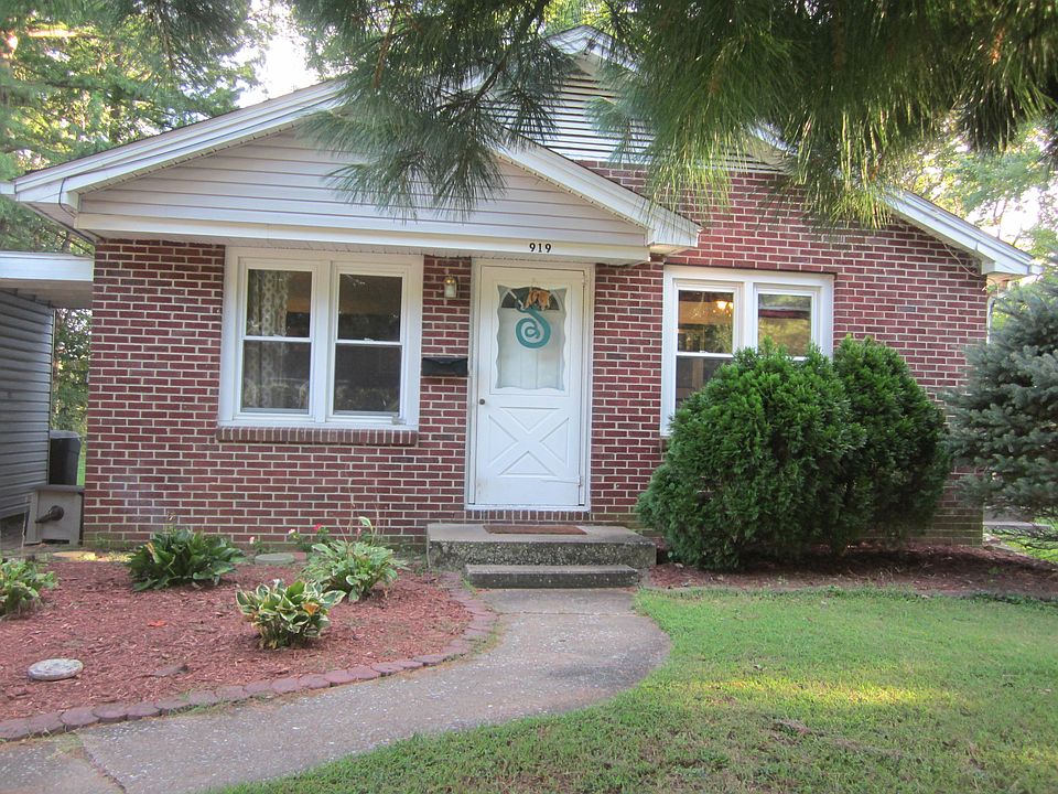 1st image of 919 W Linden St