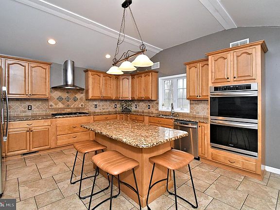 5th image of 9 White Oak Dr