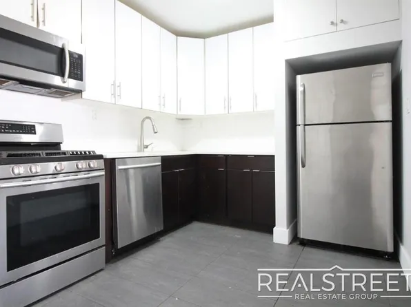 90-02 Queens Boulevard image 3 of 12