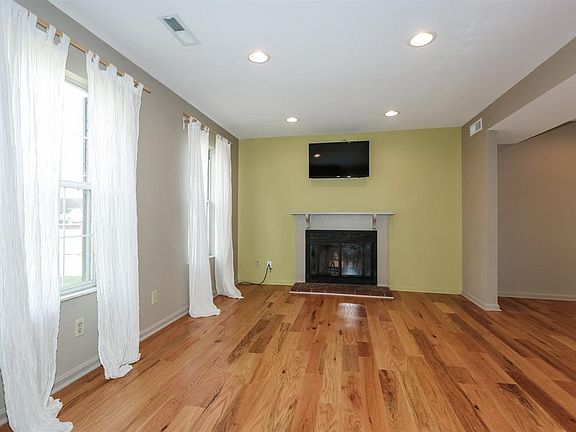 4th image of 35 Woodsview Ln