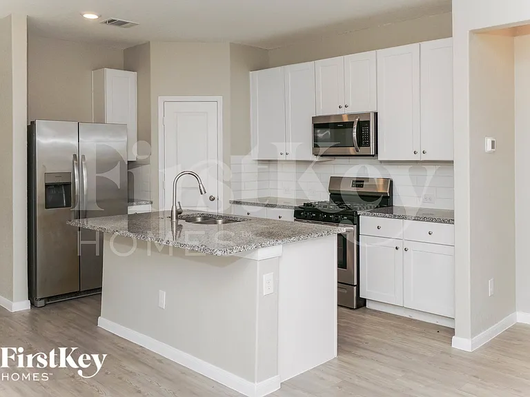 1204 Treehouse Ln — Photo 6