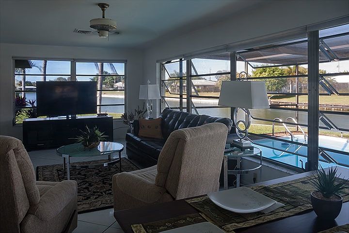 Florida room / Living room 2