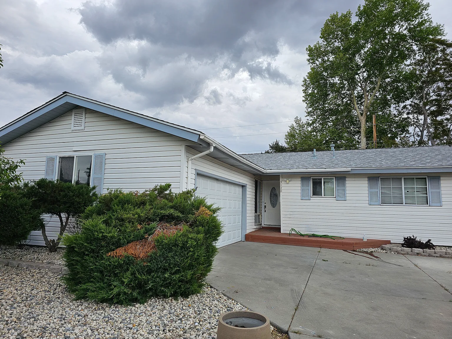 3 bed, 1176 sqft, $2,400 — Photo 2