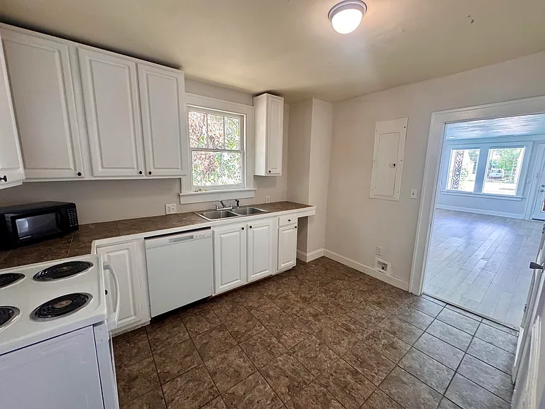 2132 Dorchester Rd — Photo 4