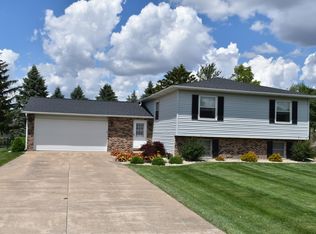 355 E Seven Pines Dr, El Paso, IL