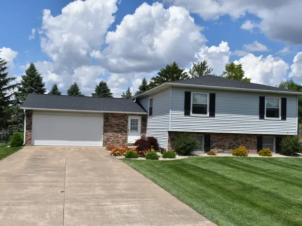 355 E Seven Pines Dr, El Paso, IL 61738