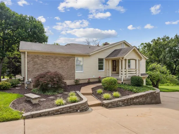 3024 Autumn Shores Dr, Maryland Heights, MO 63043