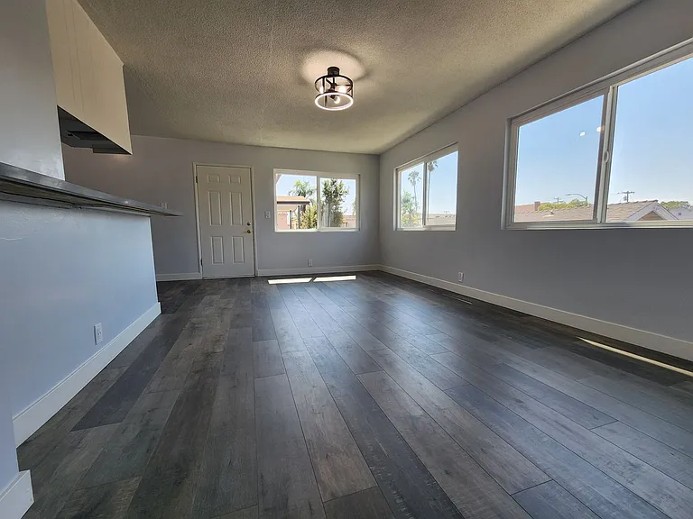 1123 E Hellman St — Photo 7