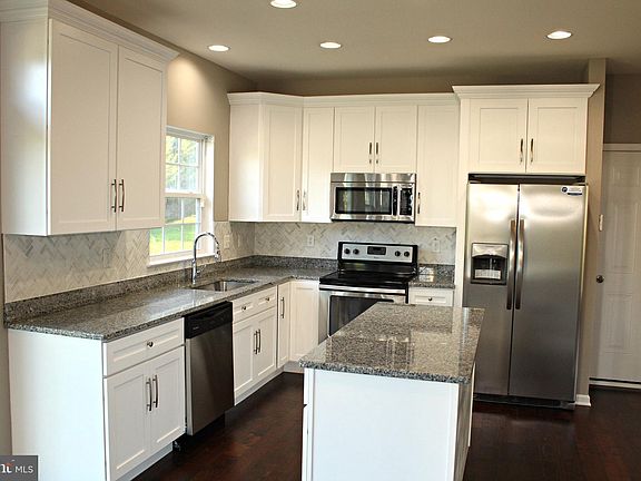 3rd image of 105 Trafford Dr