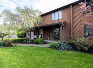 15 Winchester Dr, Fairport, NY 14450