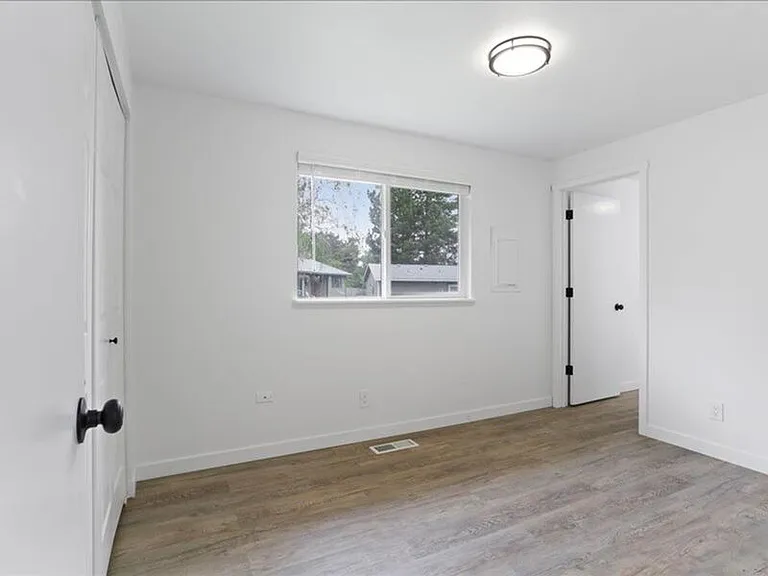 724 S Morain St #B — Photo 9