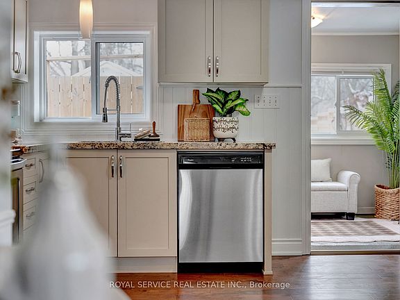 3rd image of 285 Ridout St