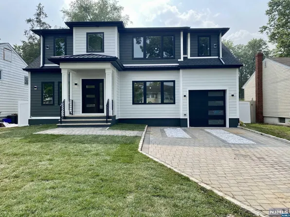 450 Wildrose Ave, Bergenfield, NJ 07621