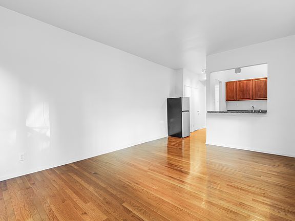 4th image of 425 E 75th St APT 1C