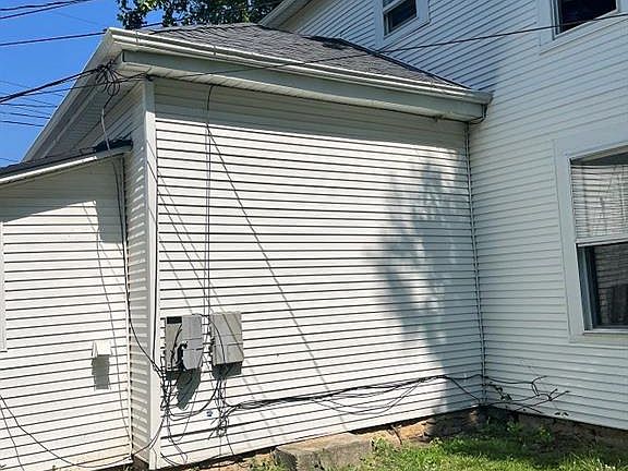 3rd image of 306 W Jefferson St