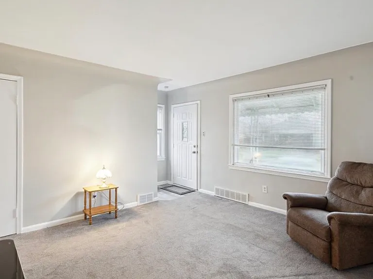 24933 Valley Ave — Photo 4