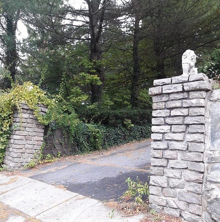 entrance driveway