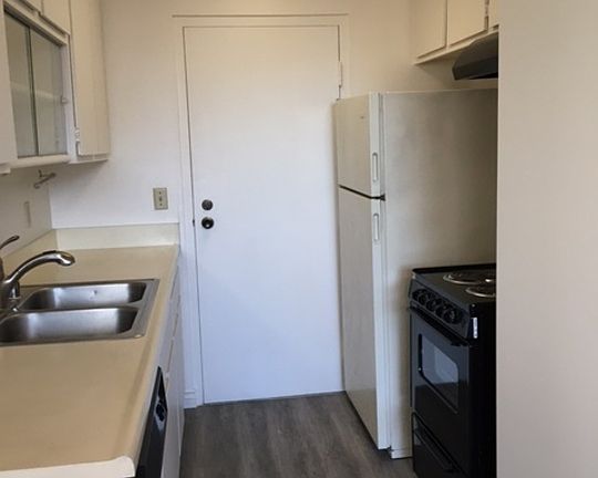 3rd image of 525 N Sycamore Ave APT 403